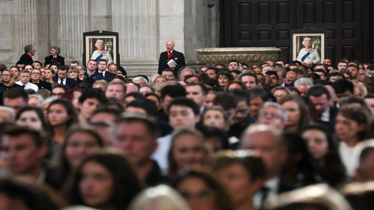 Un emotivo servicio en la catedral de San Pablo rinde tributo a la reina Isabel II
