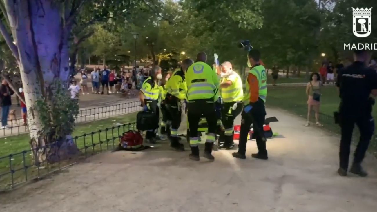 Sanitarios de Emergencias Madrid atienden a un varón con herida de arma blanca en un parque de Usera