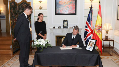 Los reyes y Pedro Sánchez trasladan sus condolencias al embajador  de Reino Unido por la muerte de Isabel II