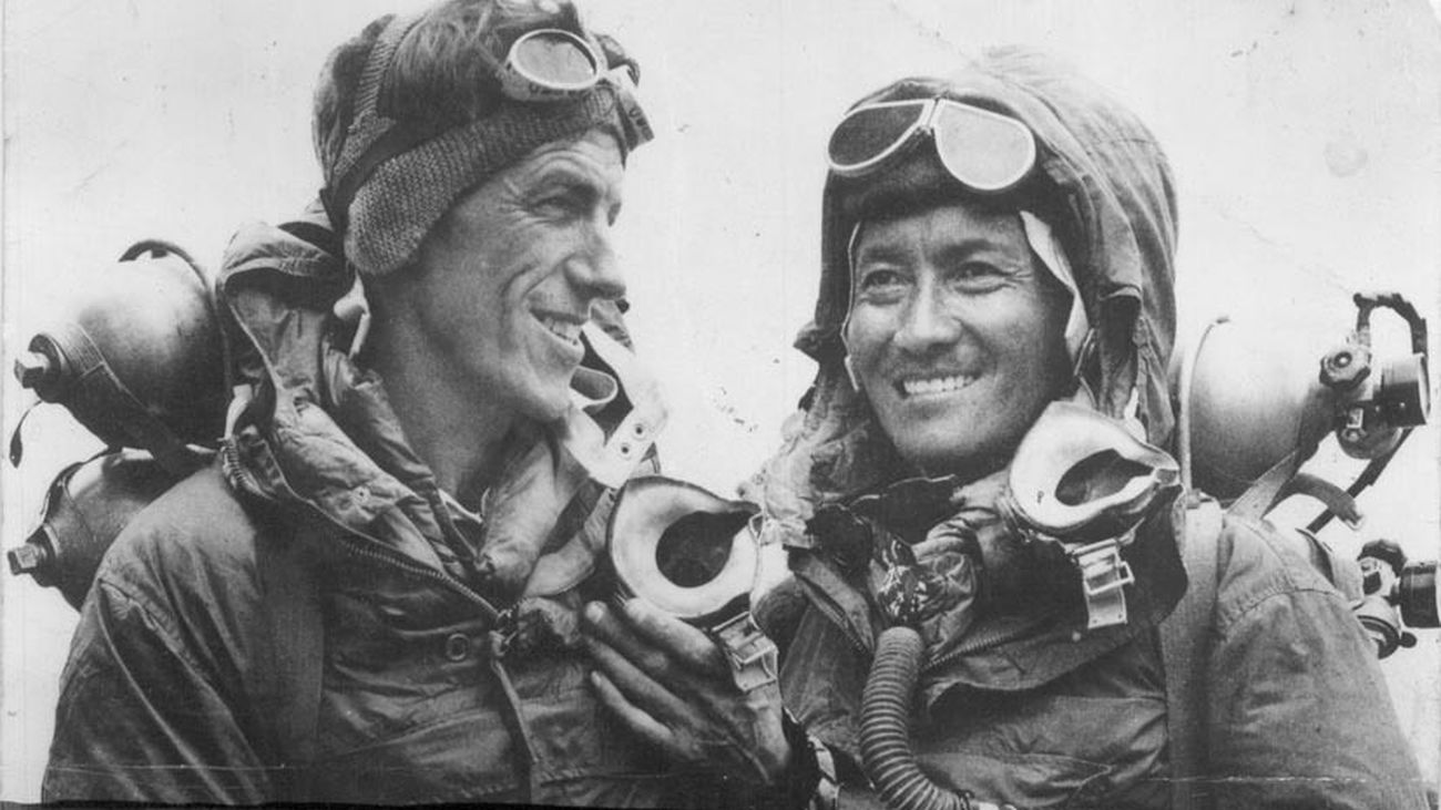 Edmund Hilary y Tenzing Norgay, conquistadores del Everest el mismo año de la coronación de Isabel II