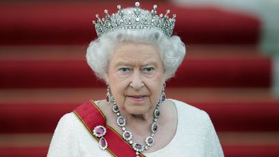 Isabel II murió de vieja, según su certificado de defunción