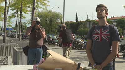 La Embajada de Reino Unido en Madrid sigue recogiendo gestos de condolencia por la muerte de Isabel II