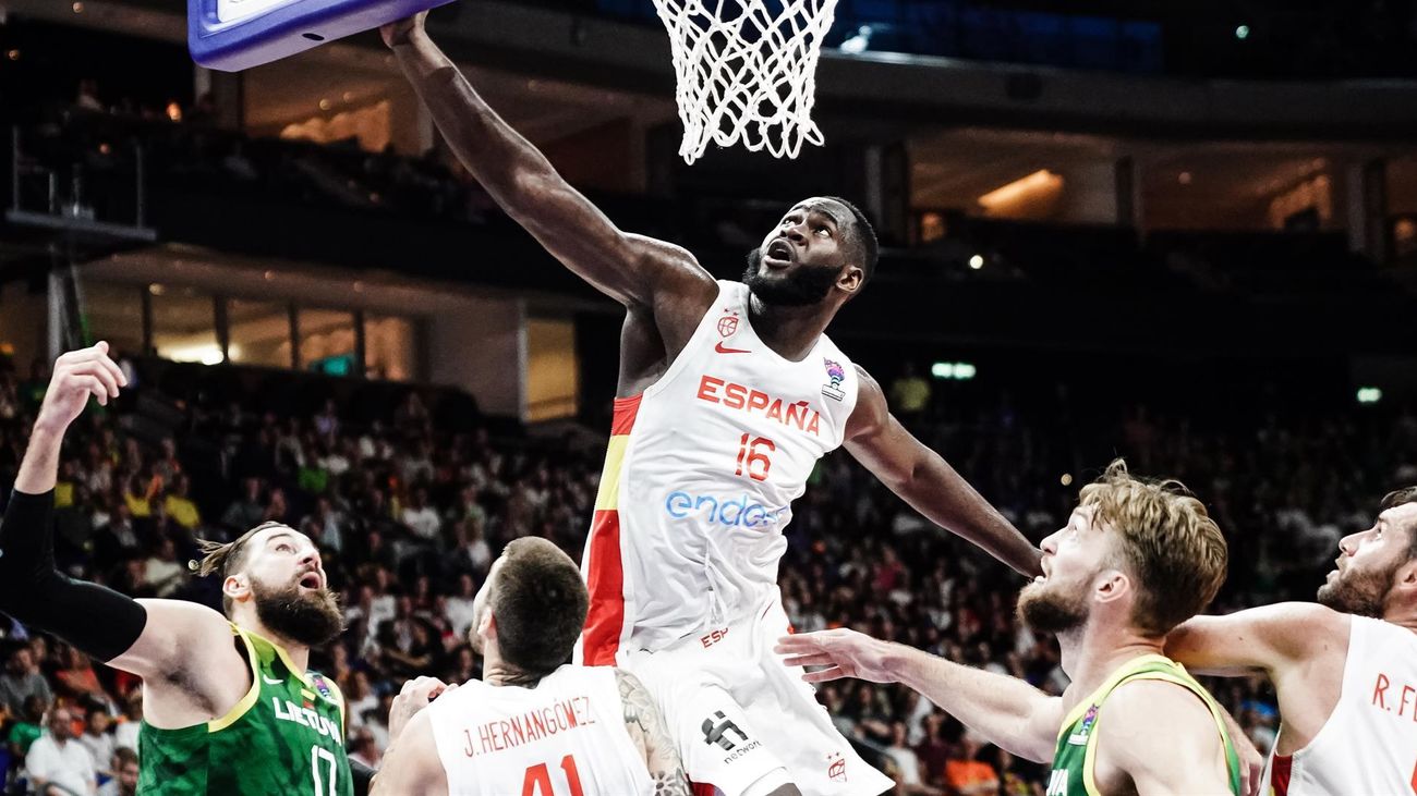 Garuba se eleva ante la canasta lituana para encestar