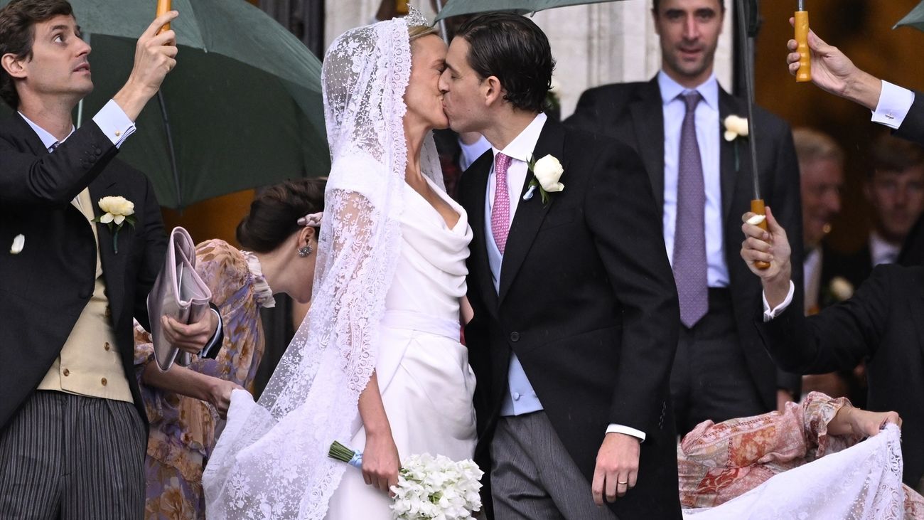 La princesa Maria Laura besa a su esposo William Isvy tras la boda