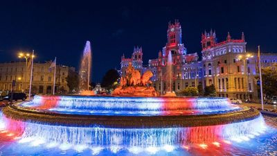 La fuente y el palacio de Cibeles se iluminan con los colores de Gran Bretaña por la muerte de Isabel II