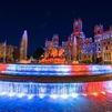 La fuente y el palacio de Cibeles se iluminan con los colores de Gran Bretaña por la muerte de Isabel II