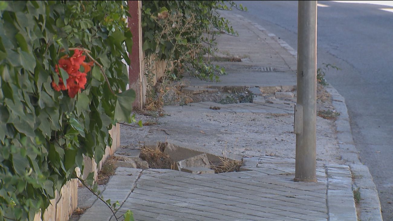 Vecinos del barrio de El Val, en Alcalá de Henares, desesperados por el mal estado de las aceras