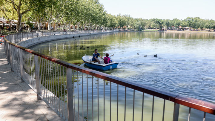 Barca en el lago de El Retiro / Europa Press