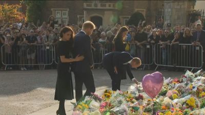 Guillermo y Enrique salen juntos a saludar a la gente en Windsor