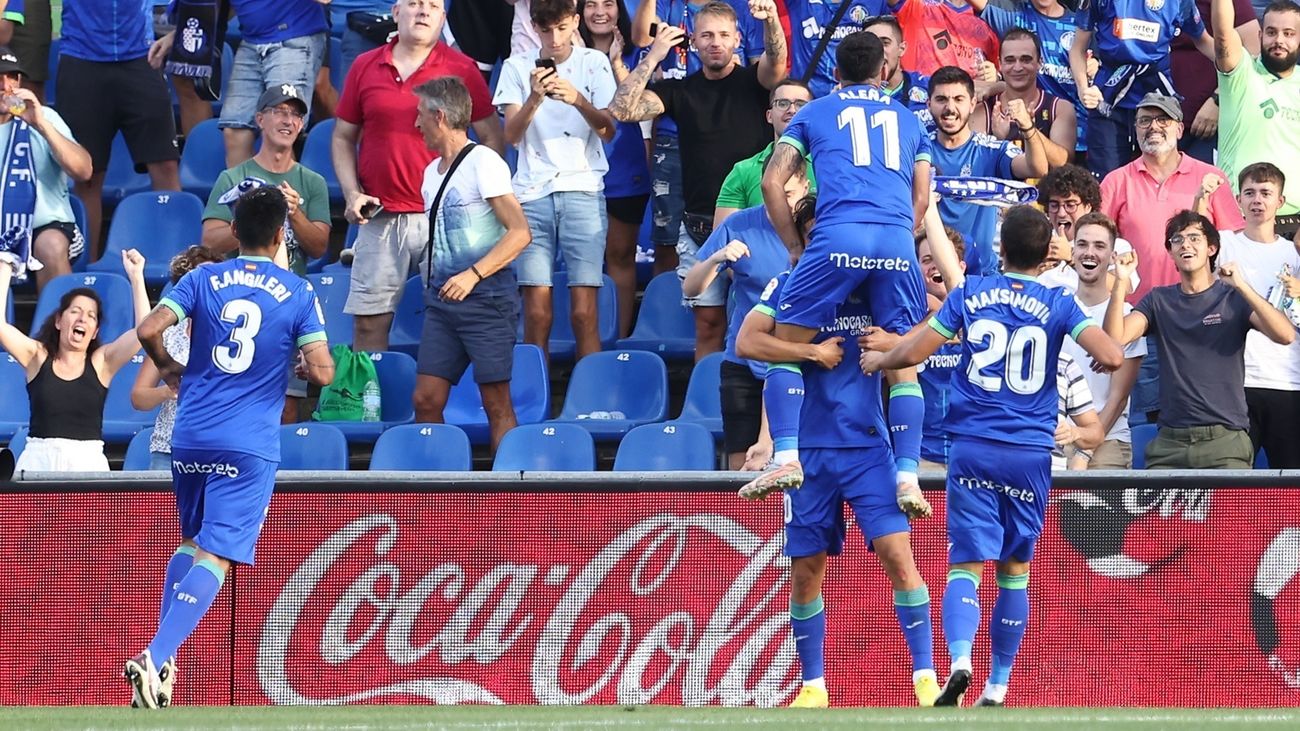 Jugadores del Getafe celebran el gol de Aleñá