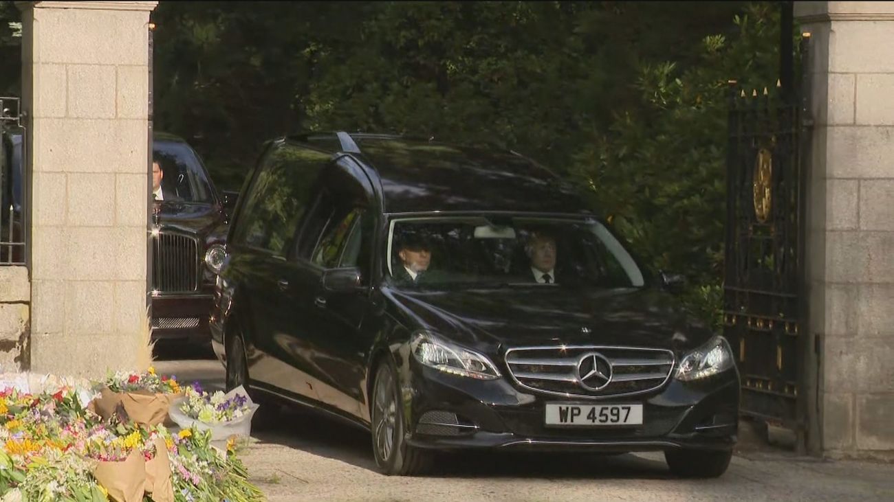 Miles de personas despiden a Isabel II en su cortejo fúnebre por Escocia