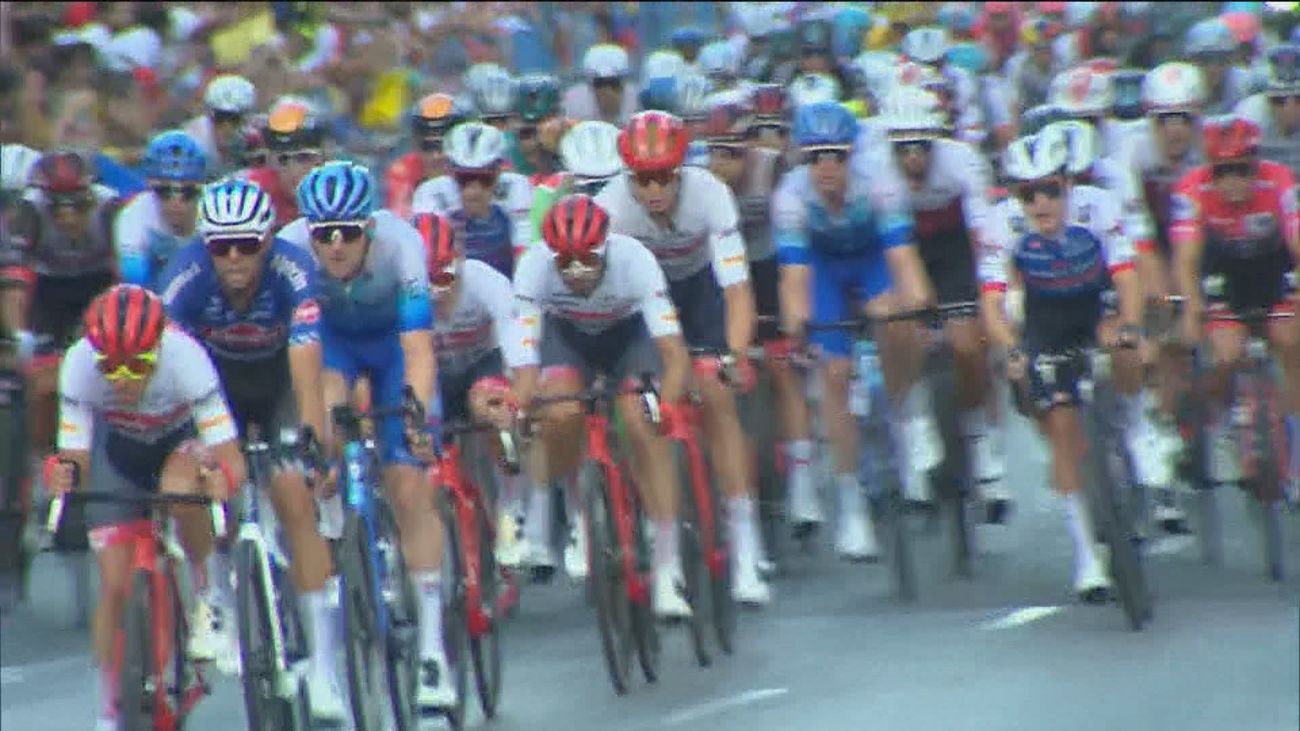 Fiesta en el centro de Madrid en el final de la Vuelta Ciclista a España