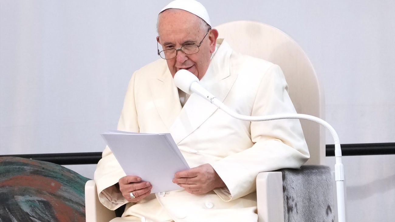 El Papa: "Cuando las ideologías vienen a  delinear la familia, lo destruyen todo"