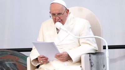El Papa: "Cuando las ideologías vienen a  delinear la familia, lo destruyen todo"