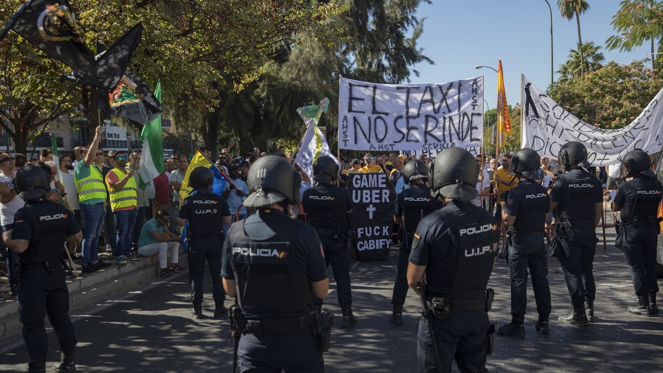 Taxitas manifestándose este viernes durante la concentración convocada por la Federación Andaluza de Autónomos del Taxi