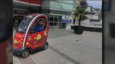 Juanito, de Leganés, pide ayuda ciudadana para conseguir una silla de ruedas motorizada