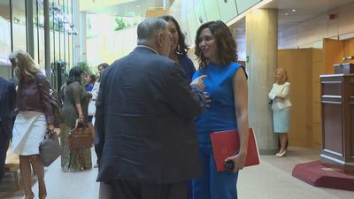 Apoyo de unos y escepticismo de otros en los 'corrillos' de la asamblea tras la intervención de Ayuso