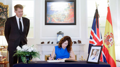Díaz Ayuso traslada sus condolencias al embajador  de Reino Unido en España por la muerte de Isabel II