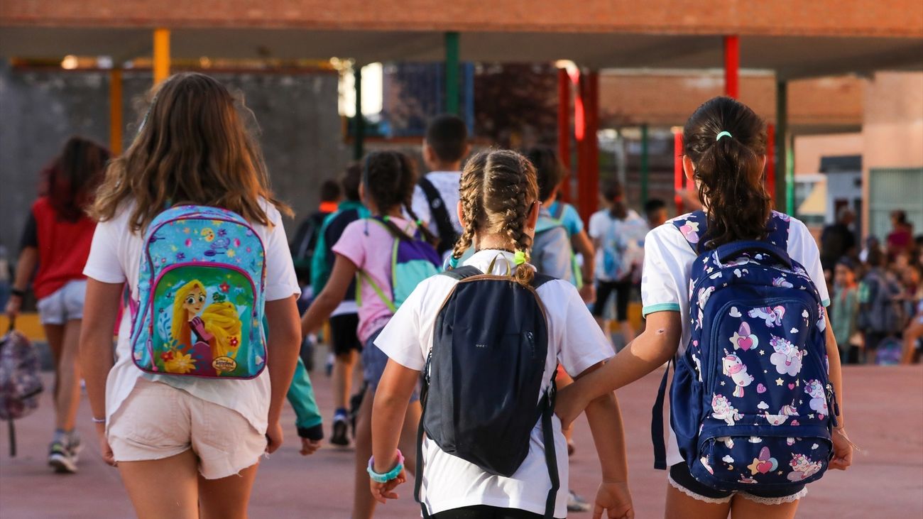 Tres niñas a su llegada al colegio CEIP Hernán Cortés durante el primer día de comienzo del curso escolar