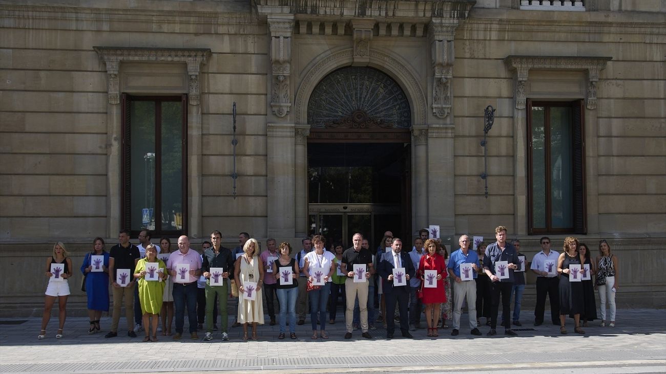 El Parlamento de Navarra se concentra en contra de la violencia de género tras los últimos asesinatos machistas.