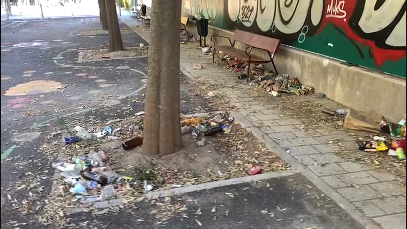 Más de 2 meses denunciando la suciedad que se acumula en una plaza de Carabanchel