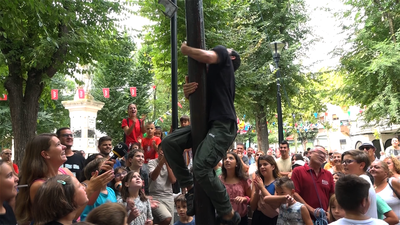Asistimos a la tradicional cucaña por las fiestas de Ciempozuelos
