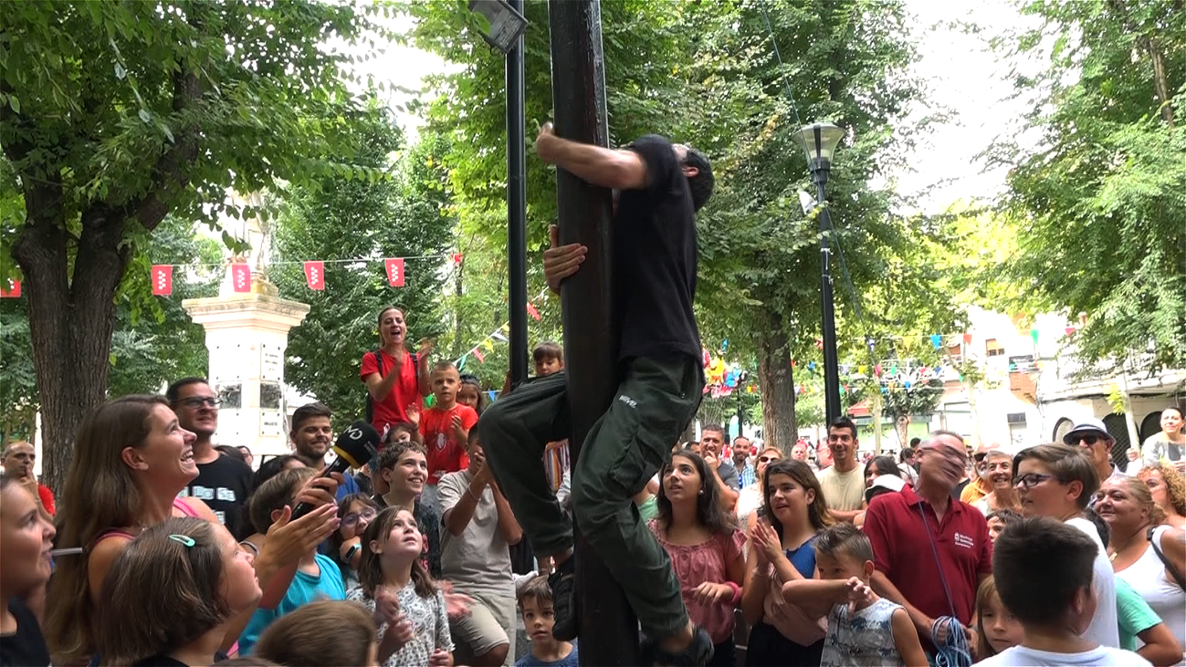 Asistimos a la tradicional cucaña por las fiestas de Ciempozuelos