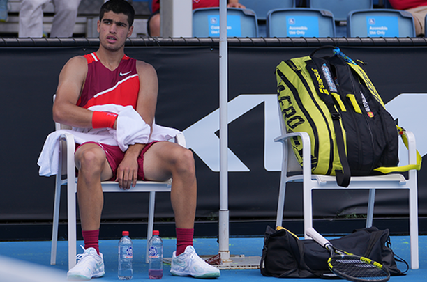 Alcaraz junto a su raqueta / BABOLAT