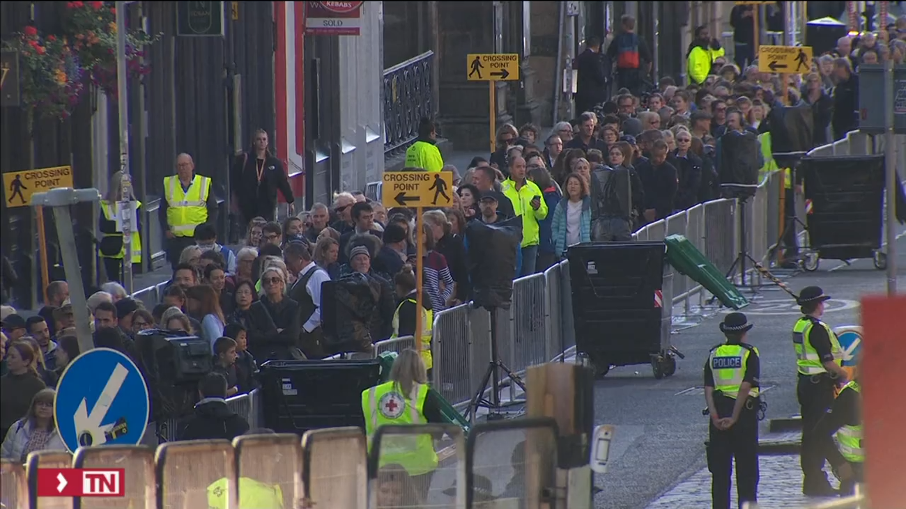 Miles de escoceses despiden en profundo silencio a Isabel II