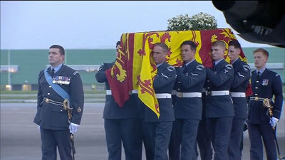 Los restos de la reina Isabel II reposan ya en Buckingham