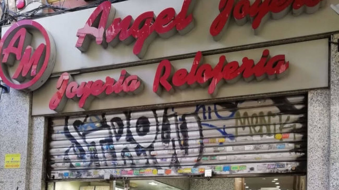 El dueño de una joyería de Carabanchel retiene a un ladrón que le roció gas pimienta para robarle