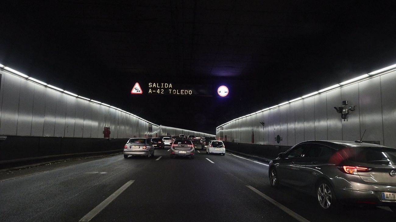 El tráfico en hora punta con lluvia y viento dentro de la M-30 se reduce un 7% y fuera aumenta un 4% respecto a ayer