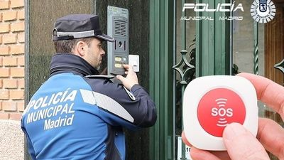 Dos detenidos que se hacían pasar por personal de teleasistencia para robar en casas de mayores en Vallecas