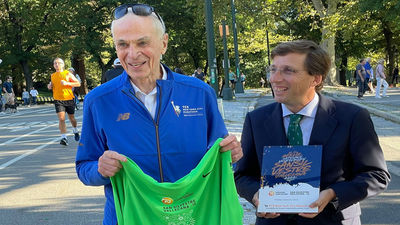 Almeida entrega el premio San Silvestre 2022 al fundador del Maratón de Nueva York