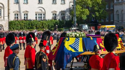 El féretro de Isabel II llega al Palacio de Westminster y la capilla ardiente permanecerá abierta hasta el próximo lunes