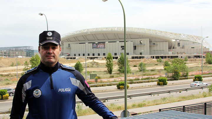 José Luis Rodríguez Vacas, agente de policía municipal / Revista página del distrito