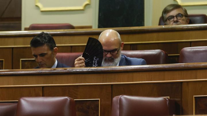 El diputado de Vox Víctor Manuel Sánchez se abanica en el Congreso / EFE