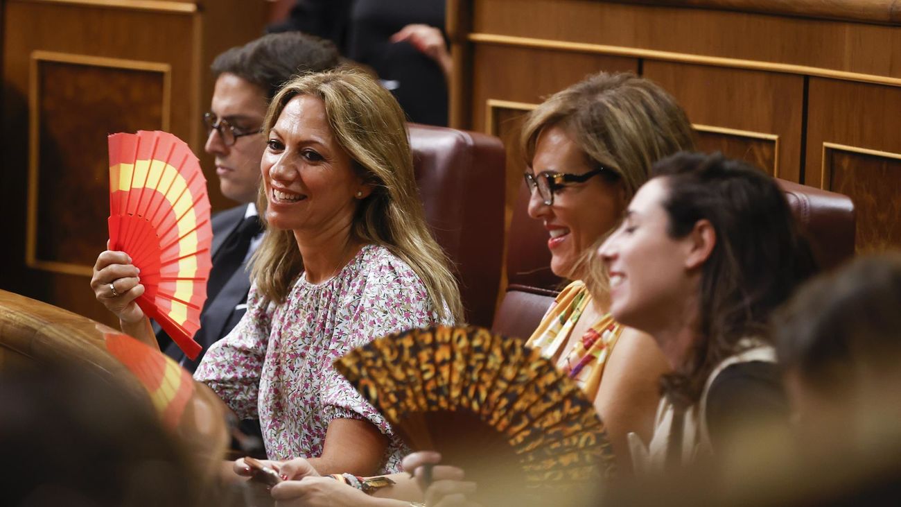 Varias diputadas se abanican durante la sesión de control al gobierno celebrada en el Congreso