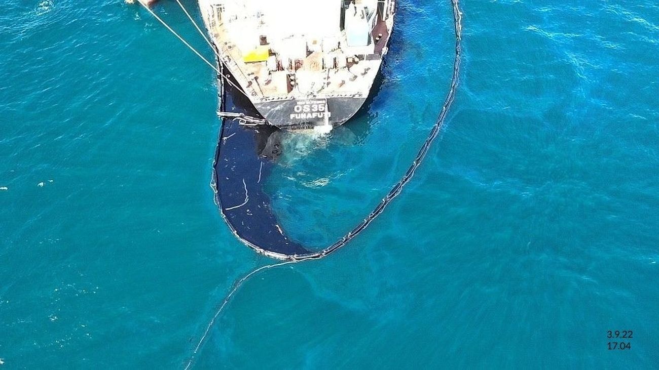 Imagen aérea del buque accidentado en Gibraltar donde se aprecia el fuel vertido en el mar