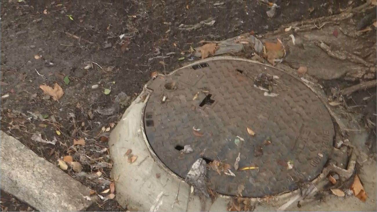 Aguas fecales tras las lluvias en una urbanización de El Escorial