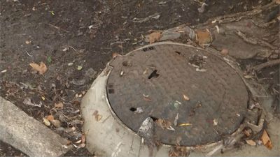 Aguas fecales tras las lluvias en una urbanización de El Escorial