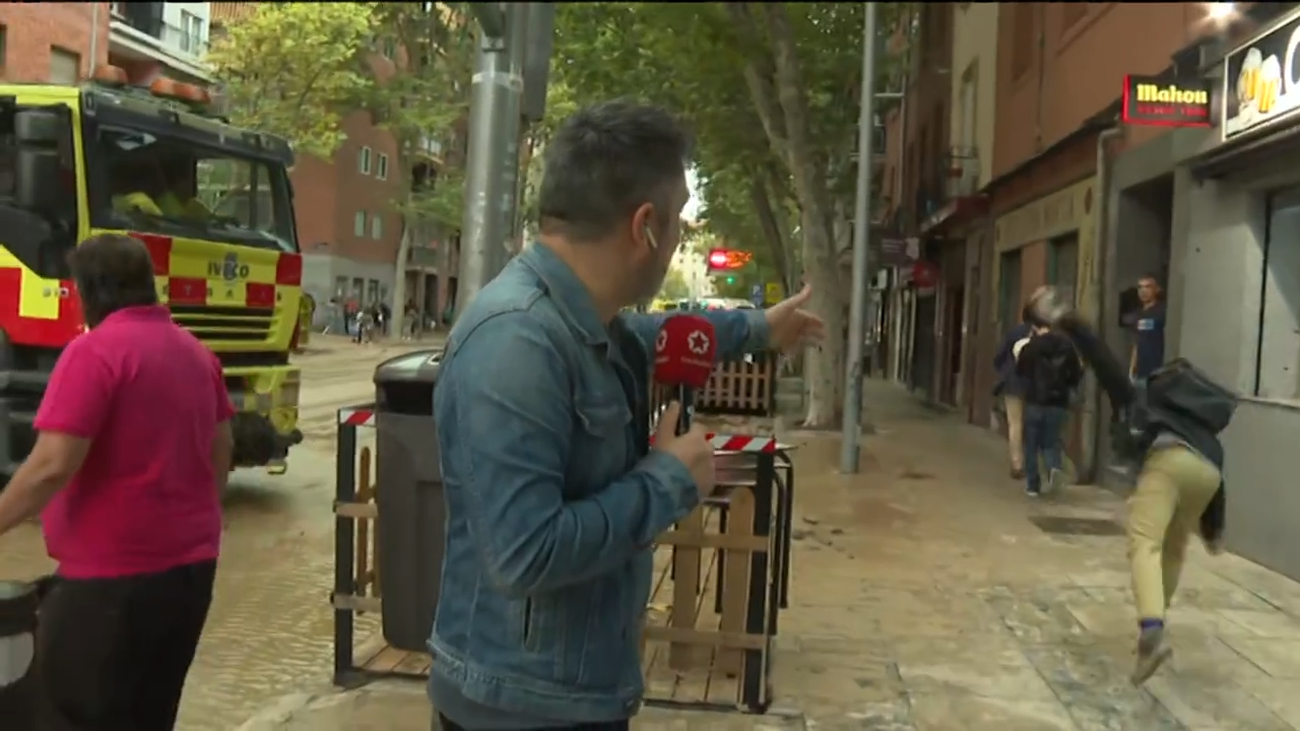 Inundación en Marqués de Vadillo: complicaciones en la calzada, resbalones en las aceras