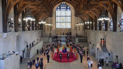 Unos 6 kilómetros de fila para ver el féretro de Isabel II en Londres