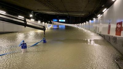 La rotura de una tubería del Canal inunda la M-30 y obliga a cortes y desvíos en Arganzuela