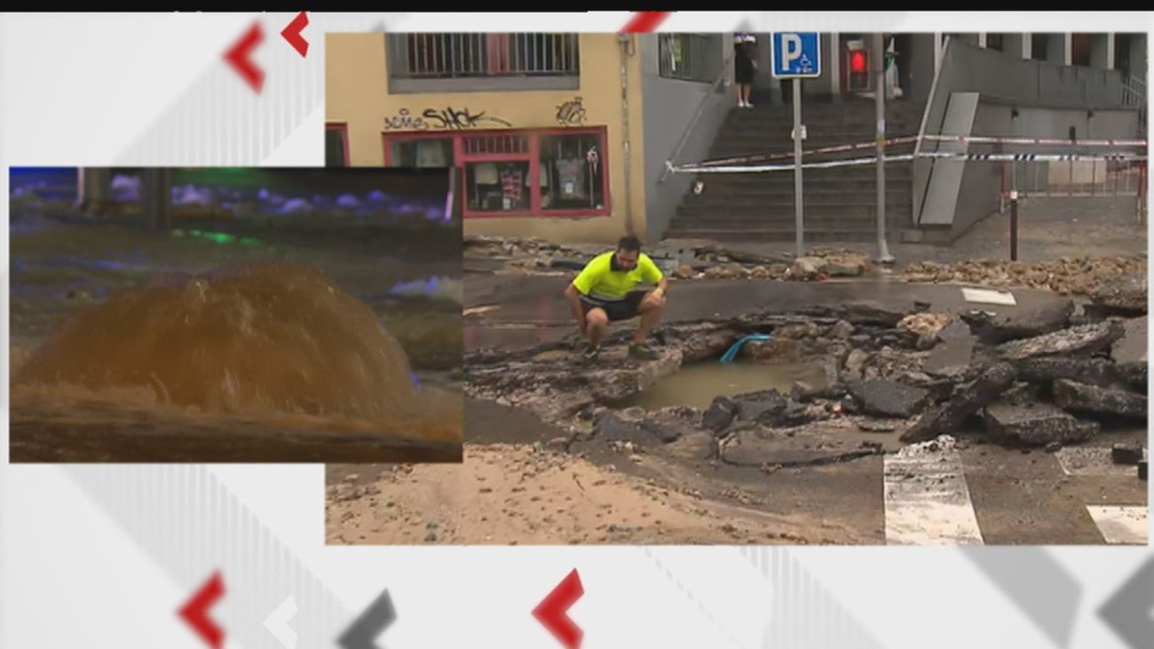 Socavón provocado por la rotura de la tubería del Canal de Isabel II en Antonio Leyva