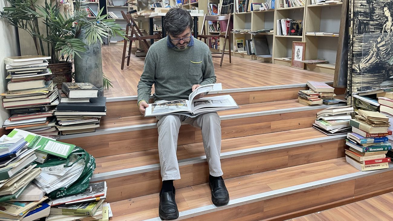 Ángel Jarne en su librería