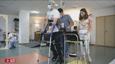 Parapléjicos y UMH ensayan con el exoesqueleto que permite volver a andar a lesionados medulares