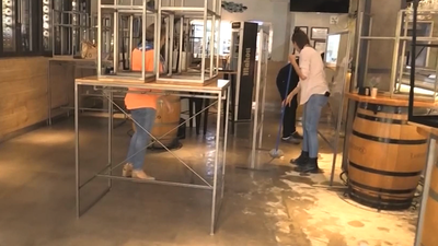 Comercios afectados tras la rotura de una tubería en Arganzuela