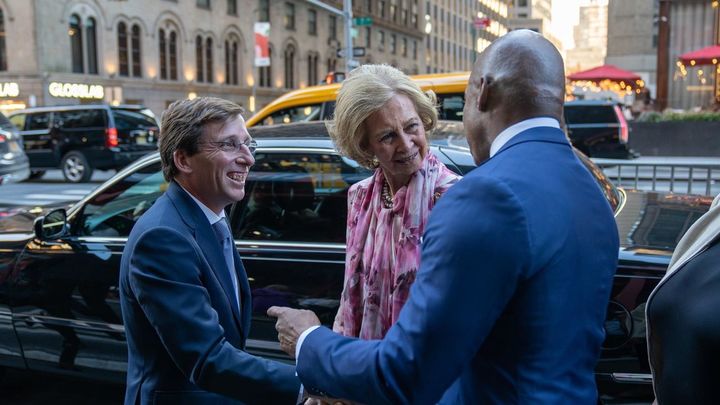 Almeida y la reina emérita Sofía saludan al alcalde de Nueva York / EFE