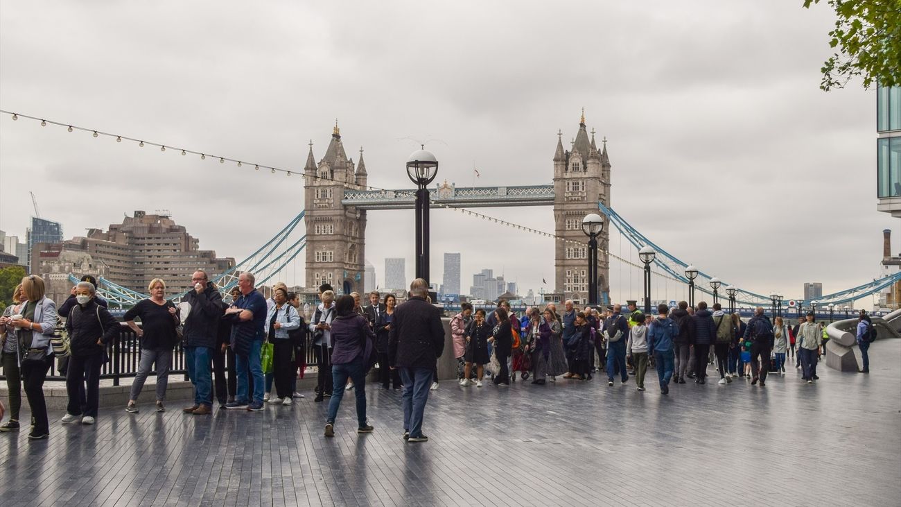 Más de 14 horas de espera para poder despedirse de Isabel II en Westminster